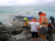 U beh Vnonho ostrova se utopily destky benc (14. prosince 2010)