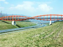 Koi oi - most pro chodce pes dlnici D8 u st nad Labem