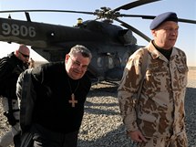 Prask arcibiskup Dominik Duka navtvil esk vojky v Afghnistnu.