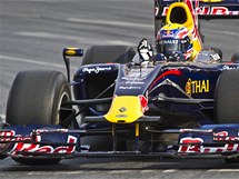 Mark Webber s vozem tmu Red Bull pi jzd ulicemi thajskho Bangkoku.