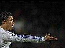 TADY TO BYLO! Nejlep stelec Realu Madrid Cristiano Ronaldo se zlob v utkn proti Seville na rozhodho.