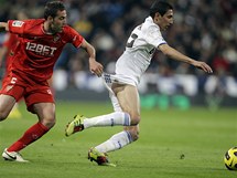 DEJ SEM TRENKY! Angel Di Maria z Realu Madrid (vpravo) se marn sna uniknout Fernandu Navarrovi ze Sevilly. 