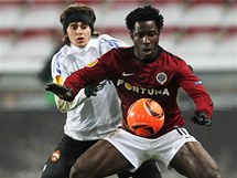 Sparansk tonk Bony Wilfried (vpedu) se sna udret m pred obrncem enikovem z CSKA Moskva.