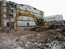 Stavba novho olomouckho thvzdikovho hotelu Ibis zaala demolic bval sladovny ve Wolkerov ulici.