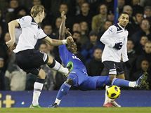 ZA ECHA! Essien z Chelsea se sna zblokovat stelu Pavljuenka z Tottenhamu (vlevo).
