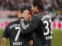 STELCI Fotbalist Bayernu Mnichov - zlonk Ribry a tonk Gomez (vpravo) -  se raduj z glu do st Stuttgartu.