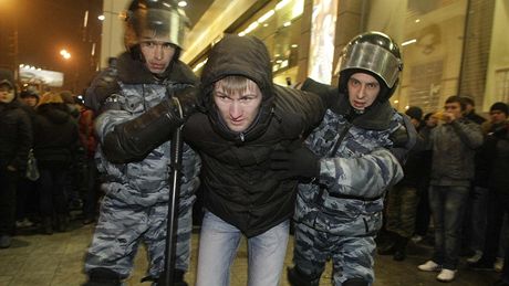 Moskevská policie zatkla tisíc lidí peván z Kavkazu, aby zabránila stetm s ruskými nacionalisty. (15. prosince 2010)