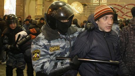 Moskevská policie zatkla tisíc lidí peván z Kavkazu, aby zabránila stetm s ruskými nacionalisty. (15. prosince 2010)