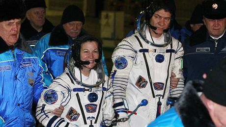 Americká astronautka Catherine Colemanová a její italský kolega Paolo Nespoli ped odletem raketoplánu Sojuz TMA-20 k ISS. (15. prosince 2010)