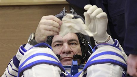 Italský astronaut Paolo Nespoli ped odletem raketoplánu Sojuz TMA-20 k ISS. (15. prosince 2010)