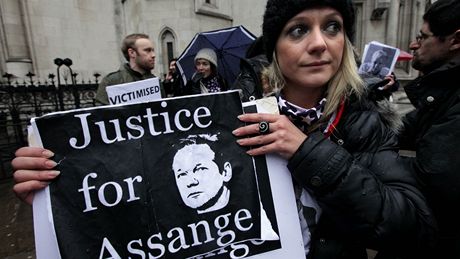 Píznivci Juliana Assange ekají ped soudem (16. prosince 2010)