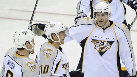 Střelec Martin Erat (vprostřed) z Nashvillu oslavuje gól se spoluhráči. Vlevo mu gratuluje Shea Weber, vpravo J.P. Dumont. Střelec Martin Erat (vprostřed) z Nashvillu oslavuje gól se spoluhráči. Vlevo mu gratuluje Shea Weber, vpravo J.P. Dumont.
