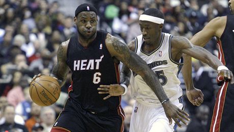 Útok Miami táhne LeBron James, brání ho Josh Howard z Washingtonu.