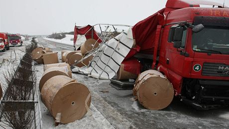 Nehoda kamionu vezoucího papír zablokovala v sobotu ránu rychlostní silnici R35 ve smru na Ostravu.