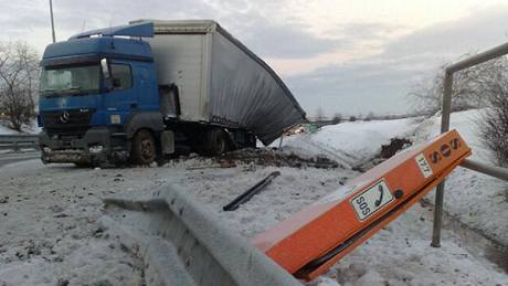 Nehoda dvou kamionu na 17. kilometru Pražského okruhu (13.12.2010) Nehoda dvou kamionu na 17. kilometru Pražského okruhu (13.12.2010)