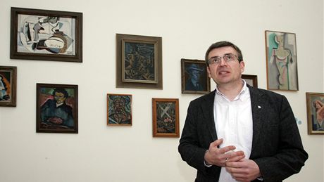 editel brnnského Domu Umní Rostislav Koryánek v expozici výstavy ke stoletému výroí galerie.