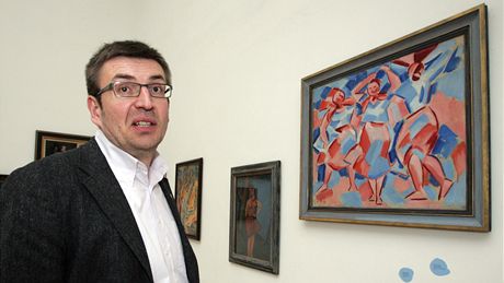 editel brnnského Domu Umní Rostislav Koryánek v expozici výstavy ke stoletému výroí galerie.