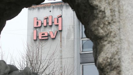 Kdysi vyhláený hotel Bílý lev ve áe nad Sázavou