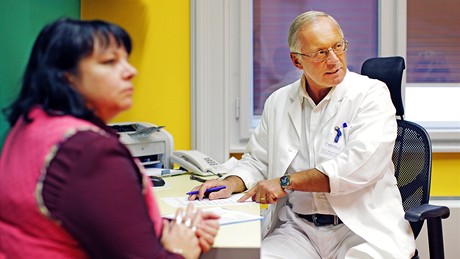 Primá MUDr. Vlastimil Víek, CSc. a paní Jaroslava - vstupní prohlídky soutících o promnu na klinice Medicom VIP