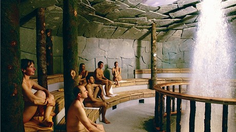 Saunaparadies. Tato sauna se jmenuje Geysirhöhle a v pravidelných intervalech jí osvuje gejzír