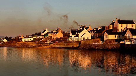Bowmore, hlavní město ostrova, je vlastně jen malá vesnice Bowmore, hlavní město ostrova, je vlastně jen malá vesnice