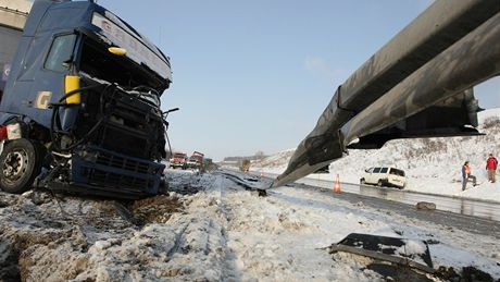 Nehoda dvou kamion a osobního vozidla na rychlostní silnici R35 z Olomouce do Lipníka nad Bevou. (15. prosince 2010)