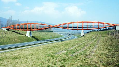 Koií oi - most pro chodce pes dálnici D8 u Ústí nad Labem