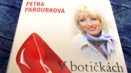 Manelka bývalého premiéra Petra Paroubková napsala knihu V botikách od Diora, v ní popisuje, jak vidí eskou politiku.