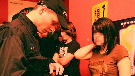 Jihlavský policista při kontrole prodeje alkoholu mladistvým. Ilustrační foto Jihlavský policista při kontrole prodeje alkoholu mladistvým. Ilustrační foto