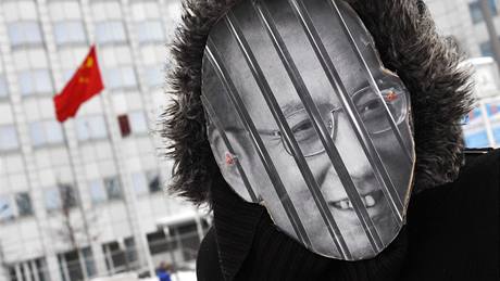 Demonstrant s maskou uvznného disidenta Liou Siao-poa ped ínskou ambasádou v Berlín. (10. prosince 2010)