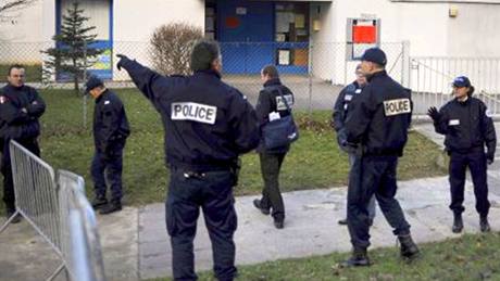 Francoutí policisté ped kolkou v Besanconu. (13. prosince 2010)