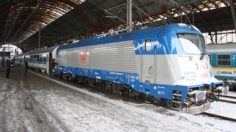 Nová lokomotiva koda 109E na Hlavním nádraí 15.12.2010 v den první zkuební jízdy s cestujícími