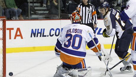 Branká New Yorku Islanders Dwayne Roloson práv inkasoval gól z hole Sergeje Kosticyna z Nashvillu.
