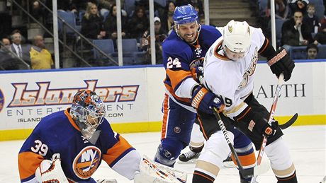 Obránce New Yorku Islanders Radek Martínek (uprosted) se snaí vyistit prostor ped svým brankáem Rickem DiPietrem, do ance se tlaí Joffrey Lupul z Anaheimu. 