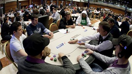 STOVKY HRÁČŮ. Na turnaj European Poker Tour se do Prahy sjely stovky hráčů. STOVKY HRÁČŮ. Na turnaj European Poker Tour se do Prahy sjely stovky hráčů.