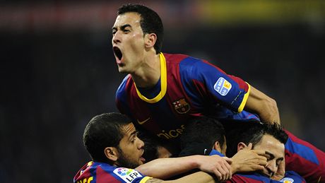 RADOST BARCELONY. Hrái Barcelony se radují ze vsteleného gólu.