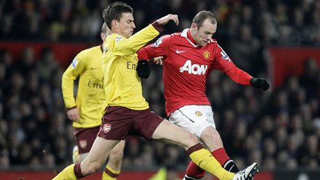 Wayne Rooney z Manchesteru United (vpravo) uniká bránícím hrám Arsenalu.