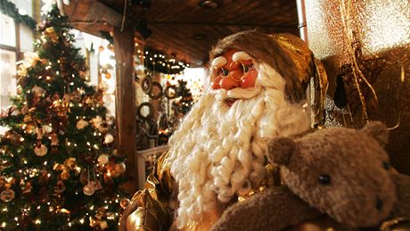 Ve dvou kídlech zámeku je v ad místností stálá prodejní výstava vánoních dekorací - run malovaných ozdob, stromk, betlém, svíek, keramiky z ech i celého svta. 