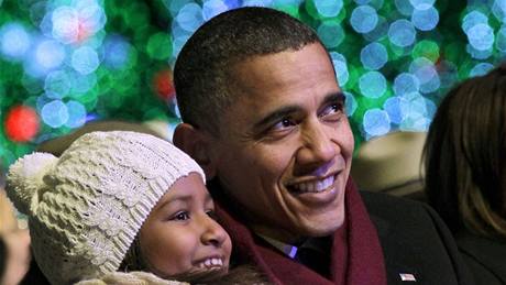 Prezident Barack Obama s dcerou sledují oslavy po rozsvícení vánoního stromu (9. prosince 2010)
