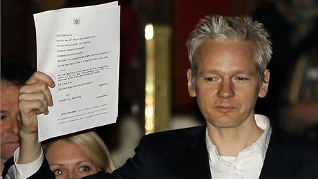 Zakladatel serveru WikiLeaks Julian Assange ukazuje dokumenty o svém proputní (16. prosince 2010)