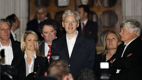 Julian Assange se ped soudní budovou objevil se svými páteli, ekaly ho stovky noviná a píznivc (16. prosince 2010)