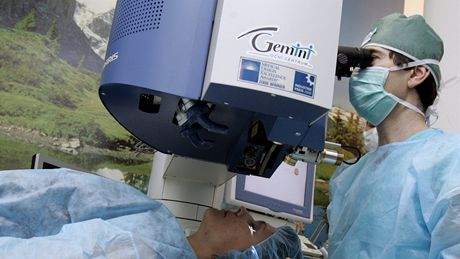 Nový 6D laser Schwin Amaris 750S na oní klinice Gemini ve Zlín pedvedl léka Pavel Stodlka na pacientce Mart Vopatilové.
