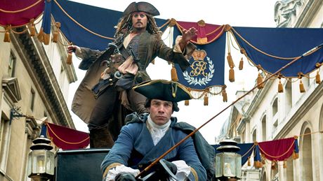 Jack Sparrow jde znovu do svta: jako první uvolnili producenti Pirát z Karibiku oficiální portrét populárního kapitána v podání Johnnyho Deppa.