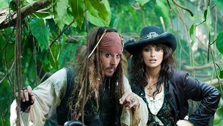 Jack Sparrow jde znovu do svta: jako první uvolnili producenti Pirát z Karibiku oficiální portrét populárního kapitána v podání Johnnyho Deppa.