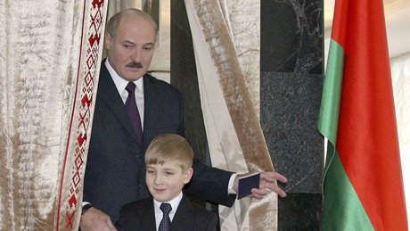 Favorita voleb Lukaenka doprovázel k volební urn syn.