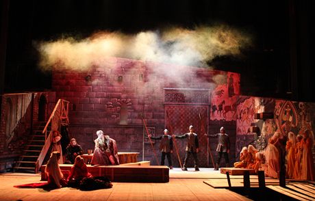 Historick hra Oldich a Boena na prknech Mahenova divadla.