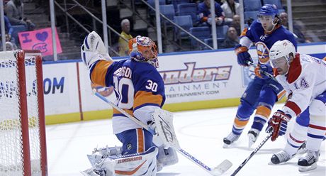 Tomá Plekanec z Montrealu najídí na Dwaynea Rolosona z NY Islanders.
