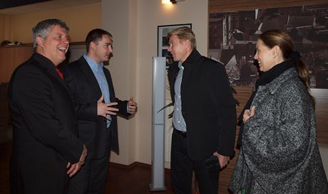 Miku Häkkinena a jeho partnerku Markétu Kromotovou vítá na radnici plzeského centrálního obvodu starosta Jií Strobach (vlevo) a jeho asistent Vilém Hodek