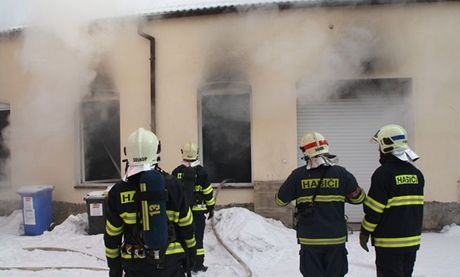 Hasii likvidují poár ve skladu výpoetní techniky v plzeské Kollárov ulici