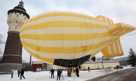 Vzducholo pipravená k odletu na nádvoí plzeského pivovaru